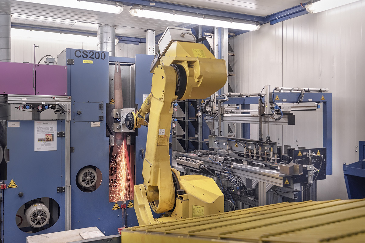 Une machine affûte avec précision la transition entre les matériaux