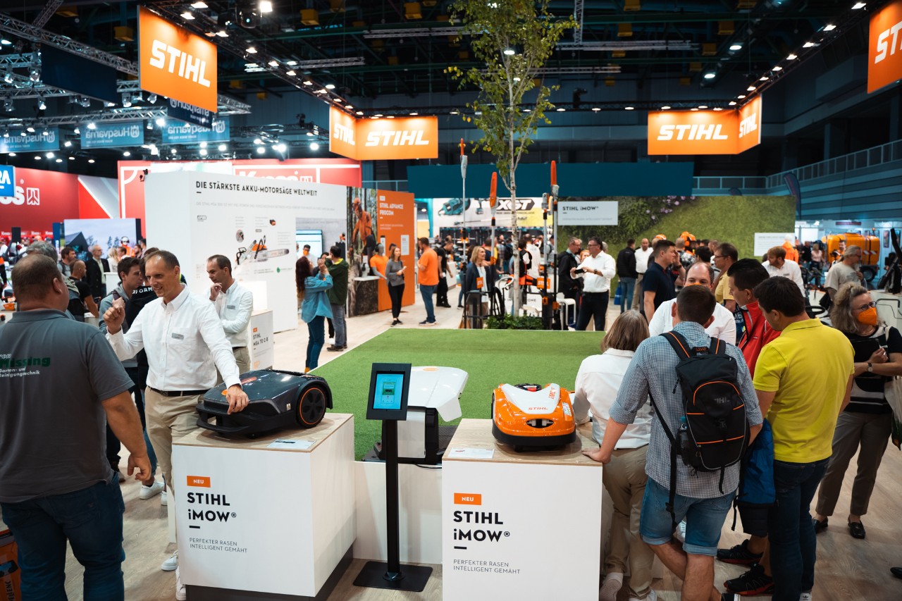 Stand d’exposition intérieur STIHL, entre autres avec tondeuses robots ¡MOW® exposées