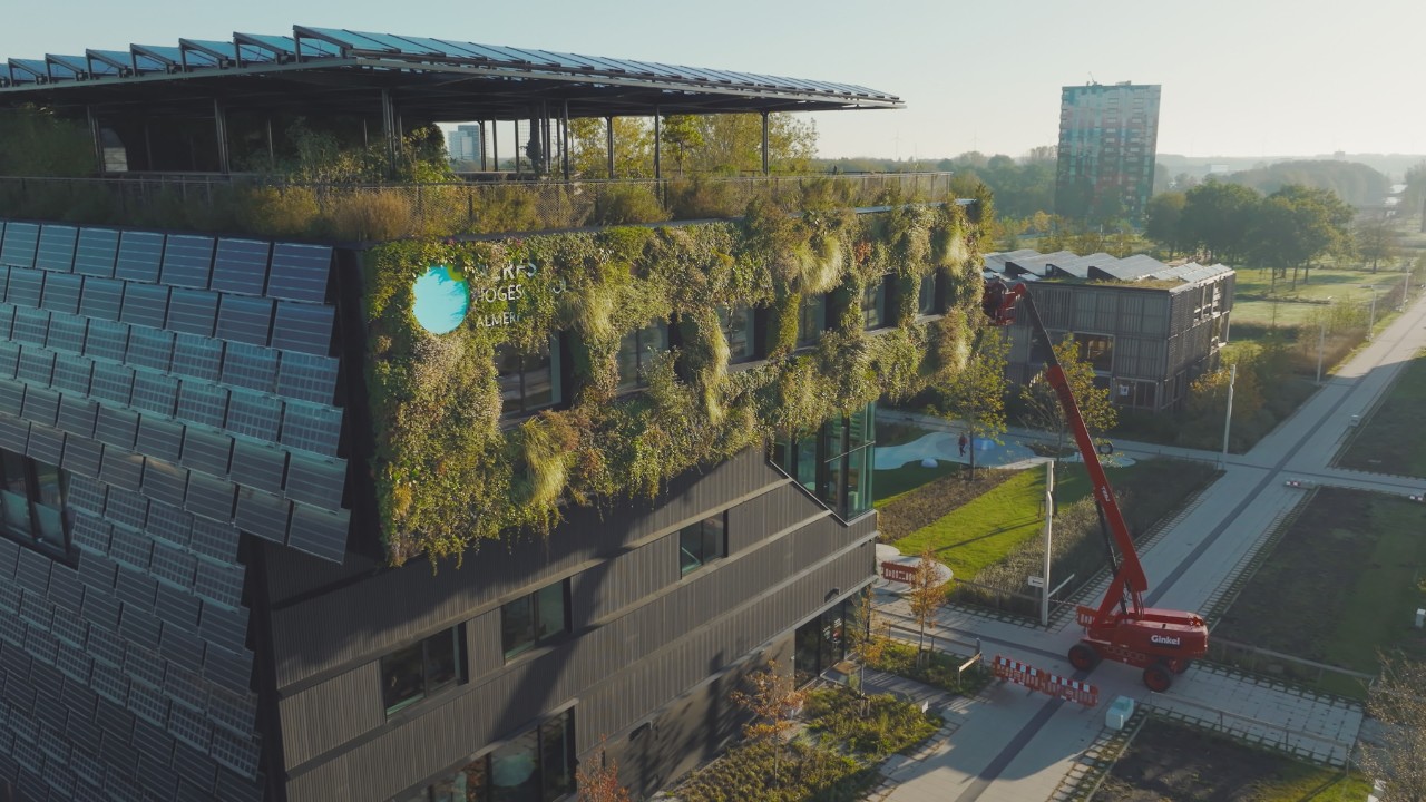 Vue d’un drone de l’école néerlandaise Aeres Hogeschool, avec façade et toit végétalisés
