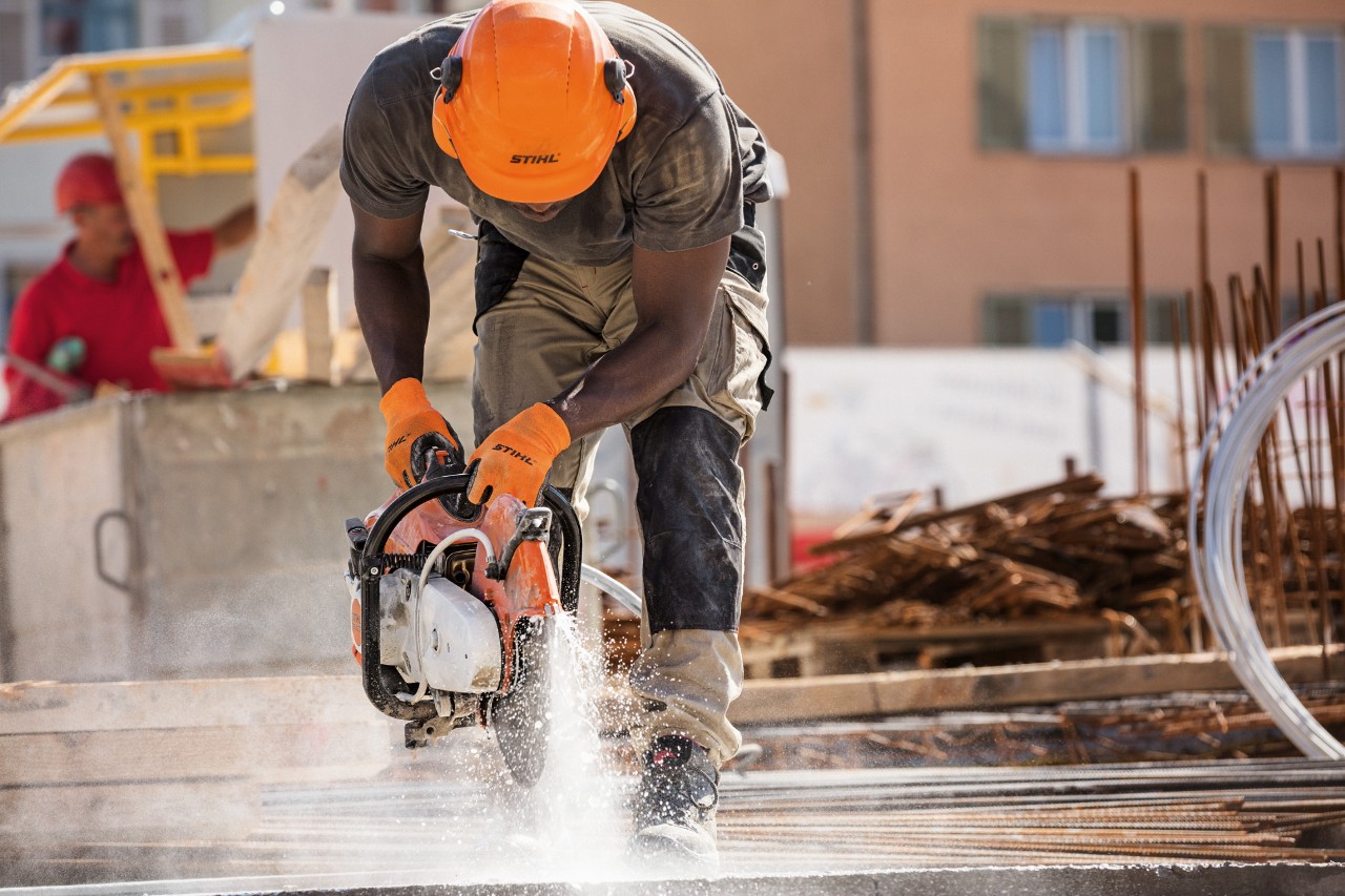 Homme travaillant sur un chantier avec une découpeuse à disque STIHL TS 500i