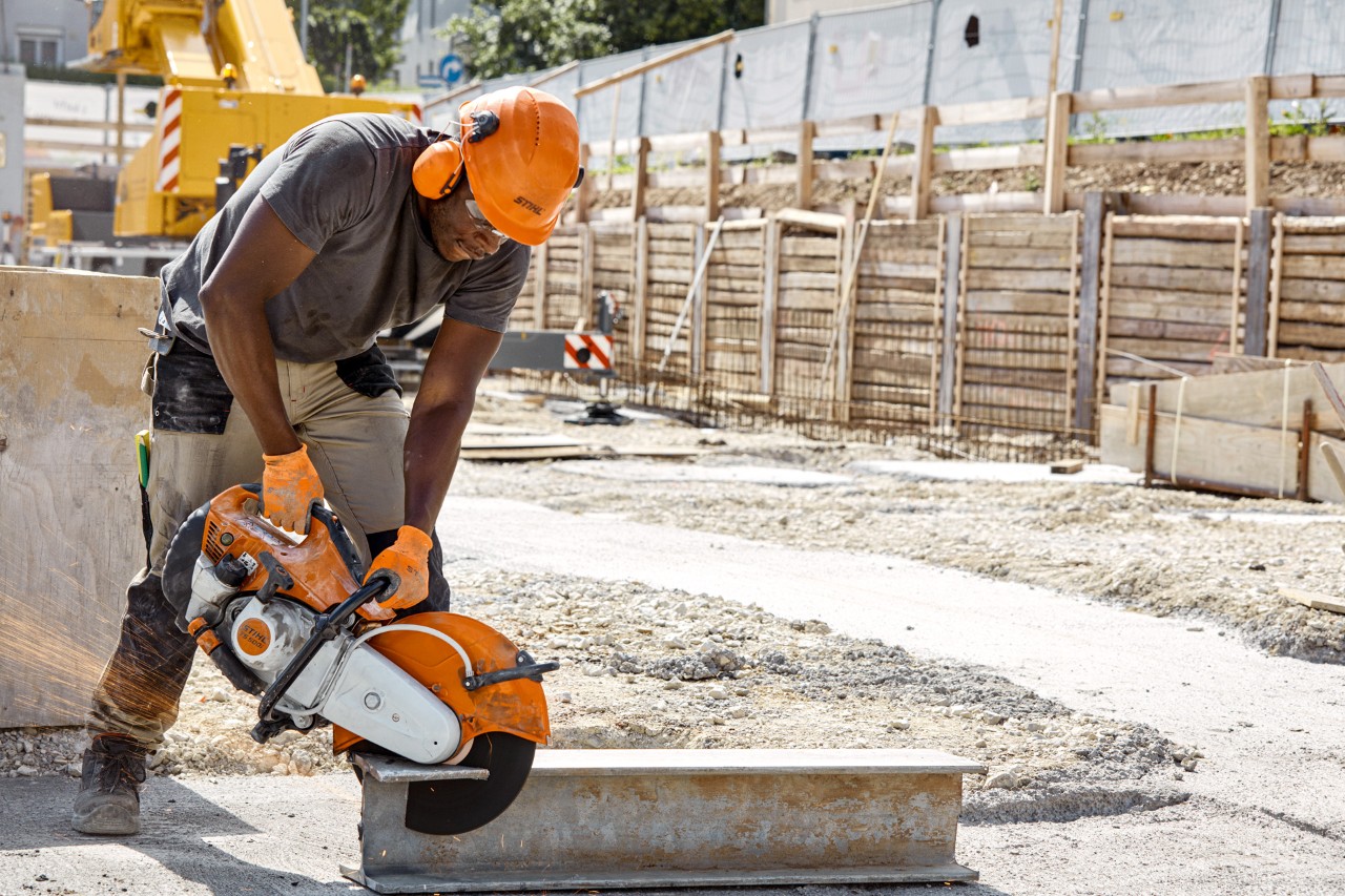 Homme sur un chantier de construction avec une tronçonneuse STIHL TS 500i avec disques en résine synthétique. 