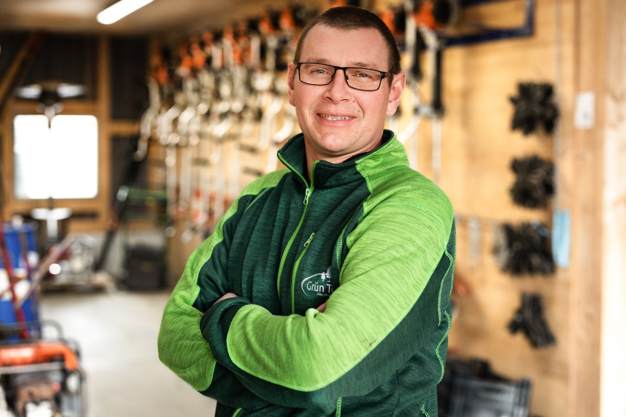 Homme satisfait de l’application STIHL connected