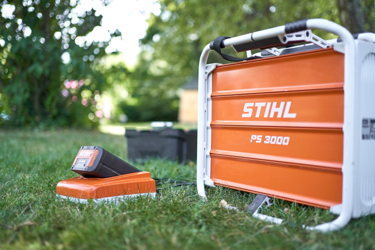 La batterie est rechargée dans le jardin avec un chargeur rapide