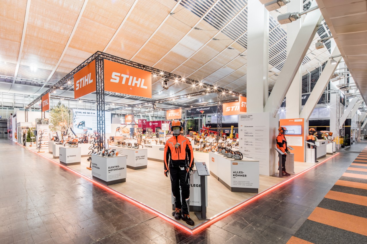 Stand d’exposition intérieur STIHL, entre autres avec tronçonneuses exposées et équipement de protection