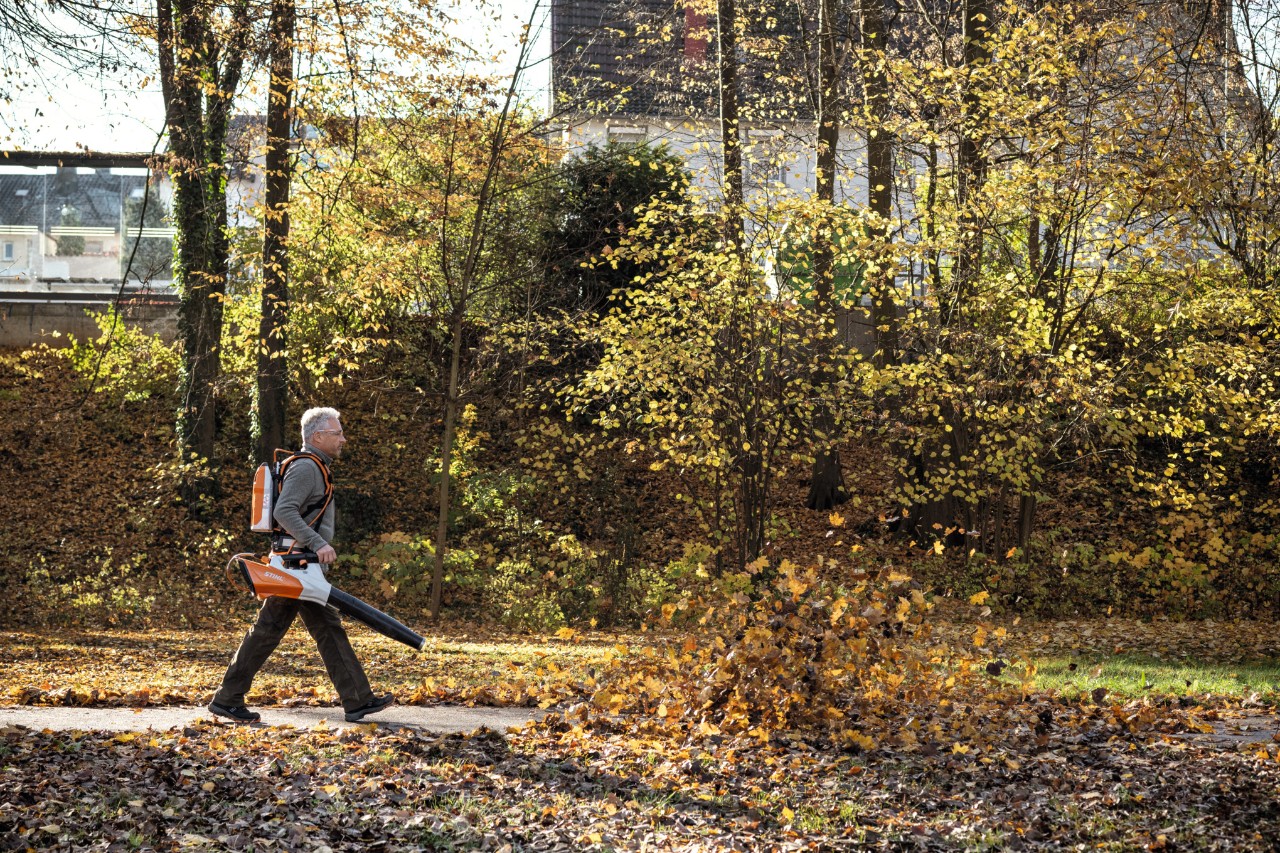 Déblayer les feuilles avec le souffelur sur batterie BGA 200