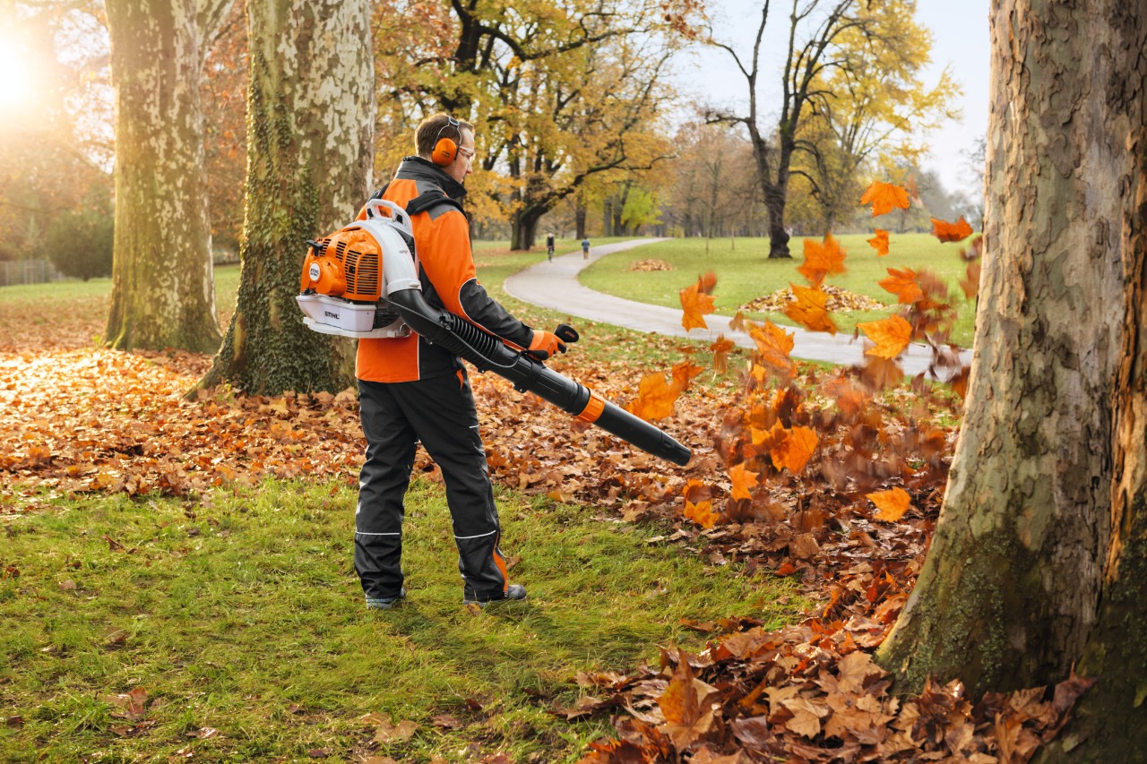 Déblayer les feuilles avec le souffelur thermique BR 450