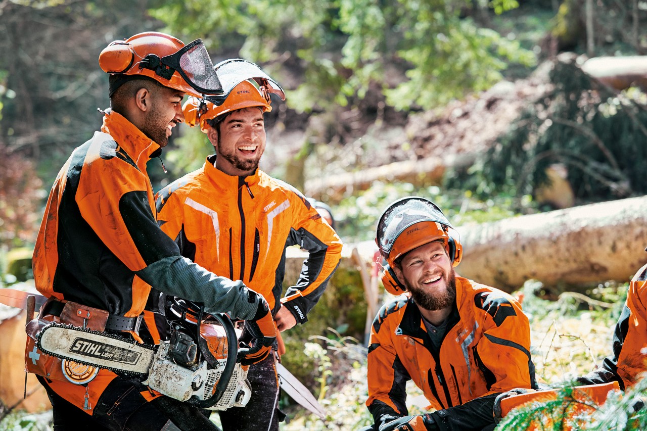 Un travailleur forestier avec des vêtements de protection STIHL et une STIHL&nbsp;MS&nbsp;462 dans la forêt