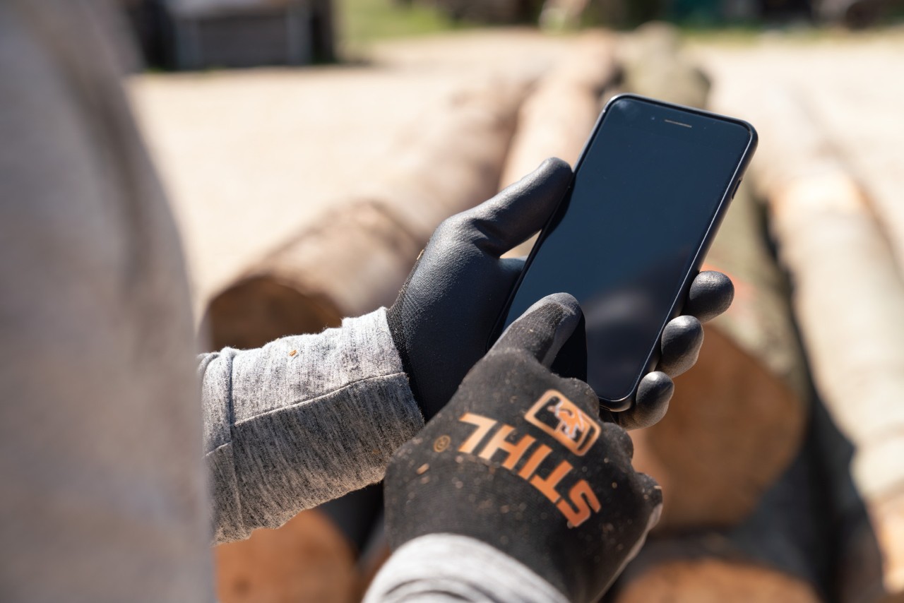 Gants STIHL avec smartphone