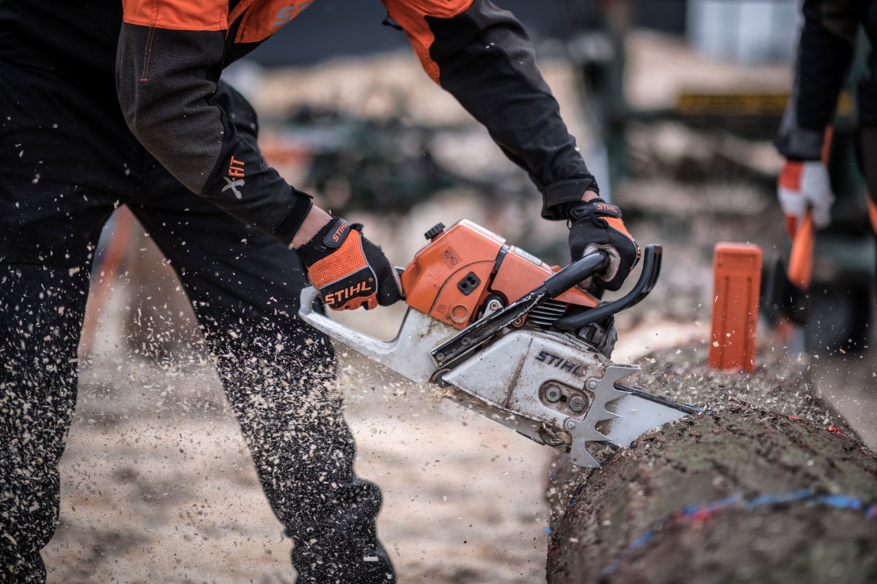Un homme scie un tronc d'arbre lors d'un événement STIHL TIMBERSPORTS®.