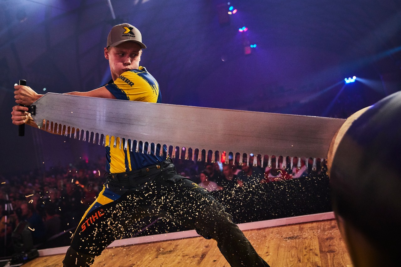 Un compétiteur coupe un tronc d'arbre lors des Championnats du monde STIHL TIMBERSPORTS®.