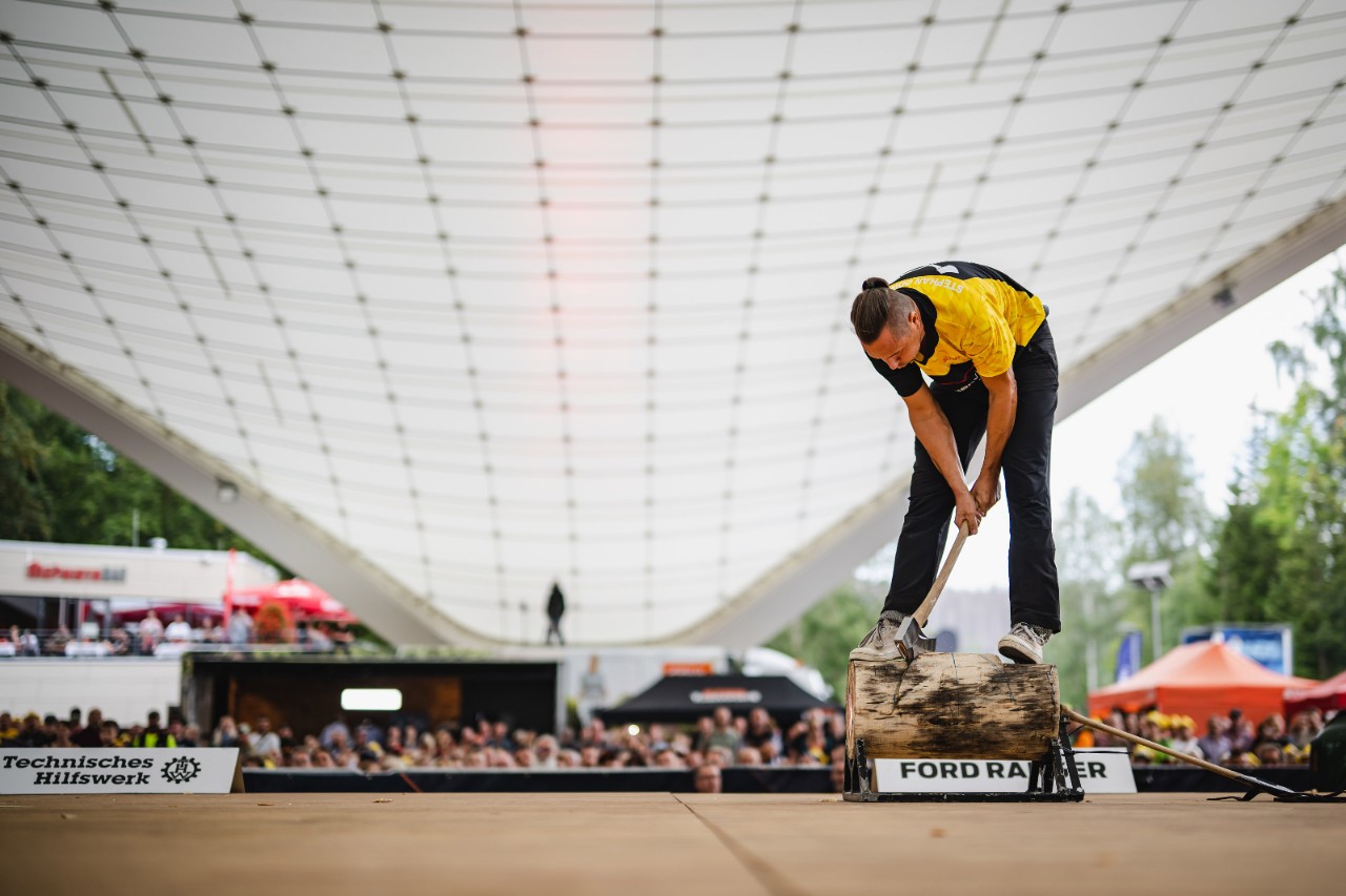Un athlète dans l’épreuve de underhand chop