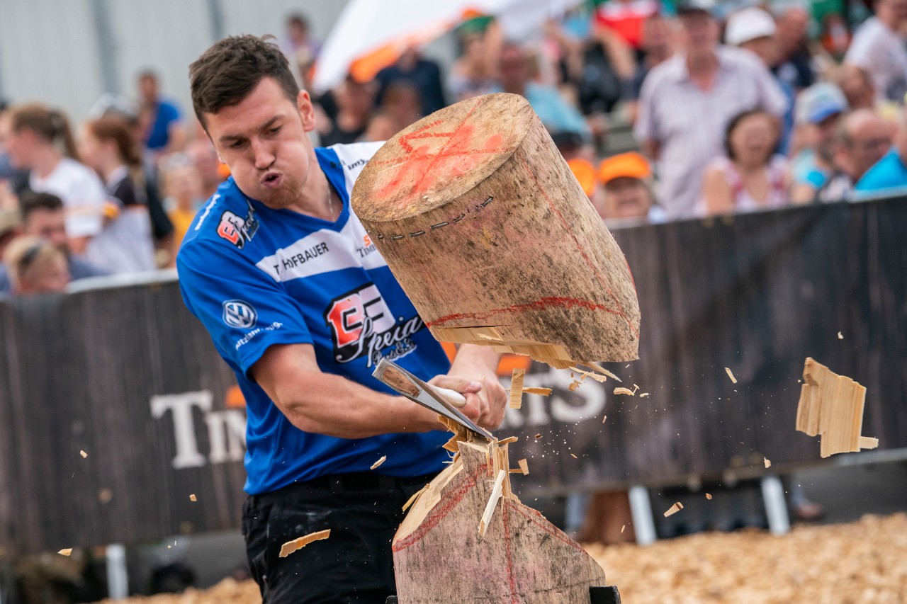 Un athlète dans l’épreuve de standing block chop
