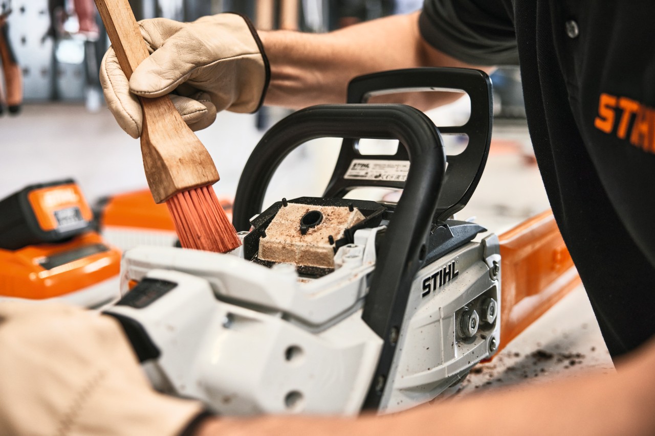 La tronçonneuse STIHL lors de l'inspection